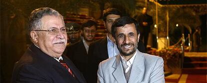 El presidente iraquí, Yalal Talabani (izquierda), saluda a su homólogo iraní, Mahmud Ahmadineyad, ayer en Teherán.