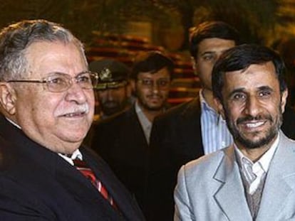El presidente iraquí, Yalal Talabani (izquierda), saluda a su homólogo iraní, Mahmud Ahmadineyad, ayer en Teherán.