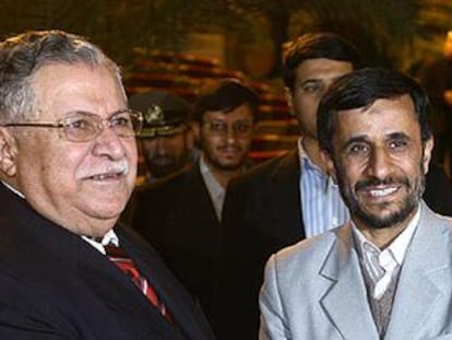 El presidente iraquí, Yalal Talabani (izquierda), saluda a su homólogo iraní, Mahmud Ahmadineyad, ayer en Teherán.