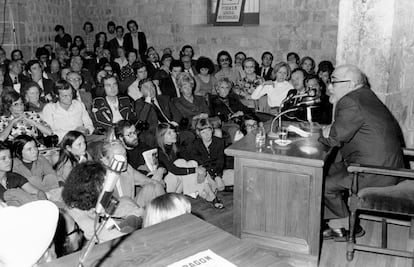 The writer Ramón J. Sender, during a conference at the Library of Catalonia in 1974.