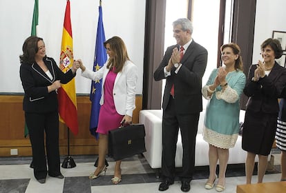 María del Mar Moreno entrega a Susana Díaz, como nueva consejera de Presidencia de la Junta de Andalucía.