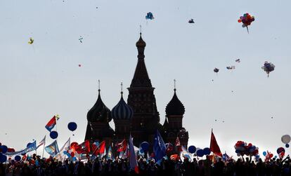 Uma multidão celebra, na quarta-feira, o Dia Internacional do Trabalho na Praça Vermelha, em Moscou (Rússia).