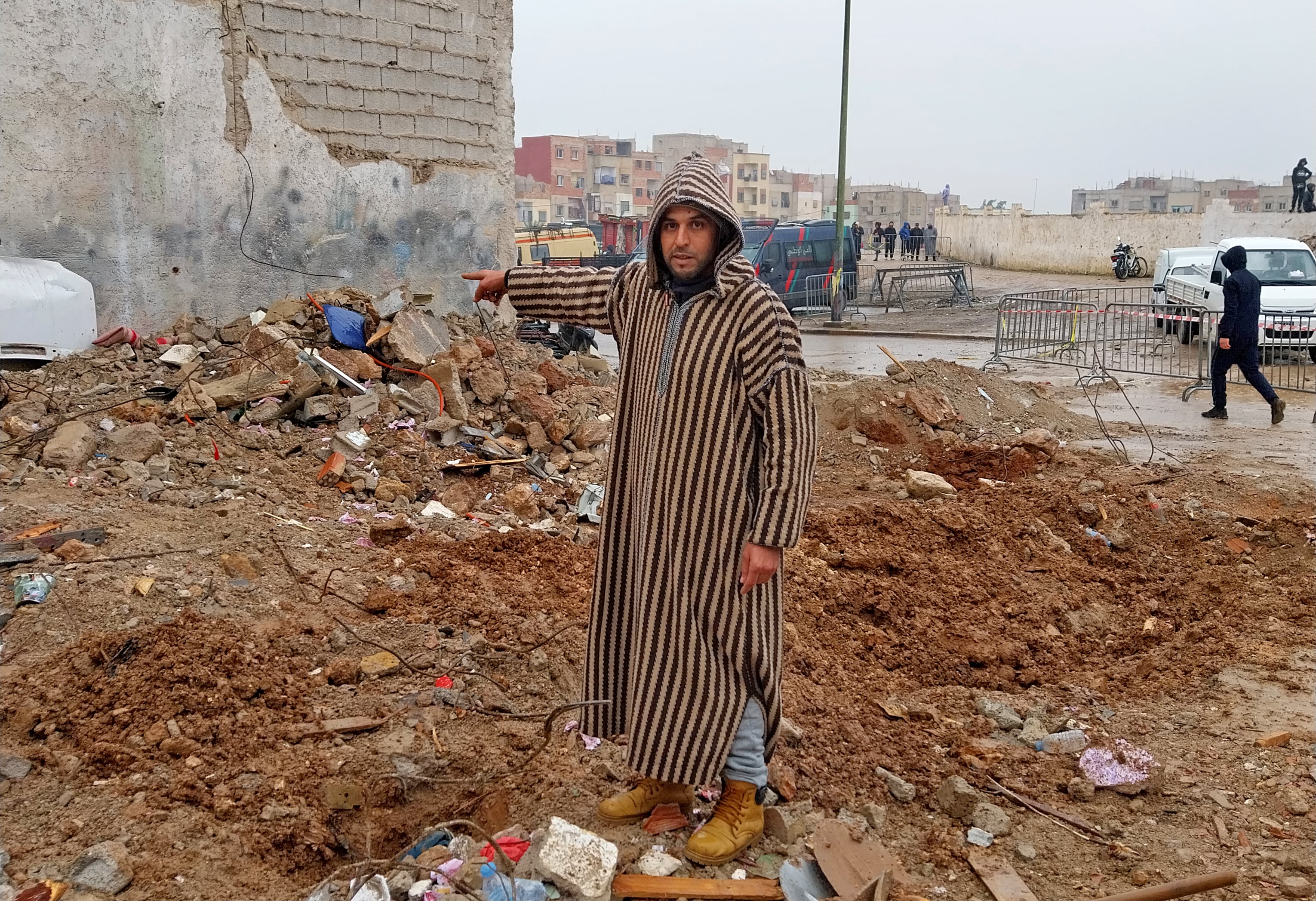 El mecánico Abdelkrim Huja, en el solar que ocupaba su taller en uno de los edificios derrumbados, el miércoles en Fez.