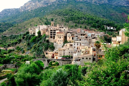 Menys de 200 veïns resideixen en la que, amb més o menys fortuna, va ser batejada com la Nova York del Priorat. L'especial configuració que dibuixa l'arquitectura del poble és la raó de la comparació. Edificar cases llargues i estretes com un petit gratacels va ser la manera que van trobar els veïns de la Vilella Baixa de poder esquivar els impediments al confort que representaven els costeruts carrers del poble. De moltes de les plantes baixes d'aquesta petita vila en surt olor de vi. Qui no es vulgui deixar encantar amb els diversos cellers que hi ha al poble, la senyalització de cinc senders de curt recorregut ofereix als visitants la possibilitat de gaudir d'agradables passejades pels voltants del municipi, destacant el valor del paisatge i el seu patrimoni natural. El carrer Que No Passa, a la part més alta del poble, és una possible persistència de l'antic nucli medieval, al qual s'accedeix per un llarg porxo i que desemboca en una petita plaça.