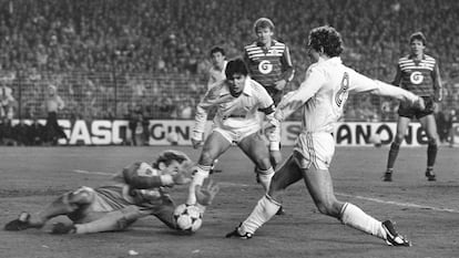 Emilio Butragueño consigue el sexto gol del Real Madrid contra el Anderlecht en los octavos de la Copa de la UEFA de la 84-85.