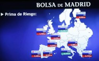 Panel informativo de la Bolsa de Madrid que muestra los valores de la prima de riesgo en los pa&iacute;ses de la zona euro.