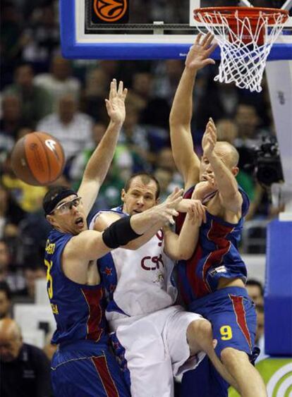 Siskauskas pasa el balón entre Santiago y Barton.