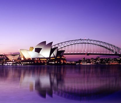 A pesar de que Canberra es la capital de Australia, Sídney es la ciudad más grande y la más poblada del país. En ella viven 4,6 de los 23,6 millones de habitantes que tiene Australia.

TOMAR UN CAFÉ. En el restaurante Aria (con vistas a la ópera de Sídney) cuesta 6 euros. Un 'espresso' en una cafetería normal del centro de la ciudad ronda los 3 euros.