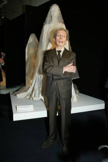 El modista Manuel Pertegaz, ante uno de sus vestidos de novia, en el Museo Reina Sof&iacute;a de Madrid en 2004.