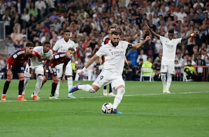 Karim Benzema lanzando el penalti en el partido Real Madrid - Osasuna, de la séptima jornada de la Liga