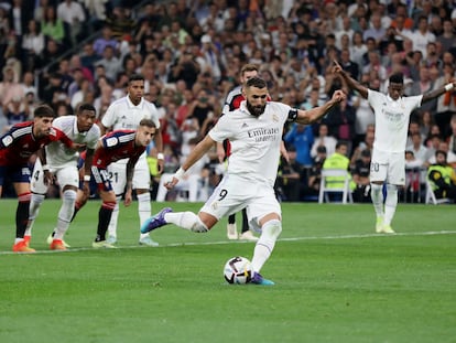 Karim Benzema lanzando el penalti en el partido Real Madrid - Osasuna, de la séptima jornada de la Liga