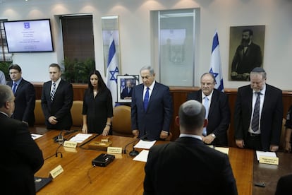 El primer ministro israelí, Benjamin Netanyahu (c), preside un minuto de silencio en memoria del ex presidente israelí y premio Nobel de la paz Simón Peres, en Jerusalén. 