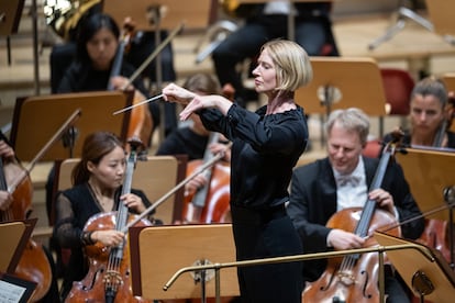 La directora de orquesta Joana Mallwitz dirige la Konzerthausorchester, en el Konzerthaus de Berlín, en un concierto de septiembre del 2023. 

