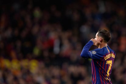 Coutinho se tapa los oídos dirigiéndose a la grada del Camp Nou tras marcar al United.