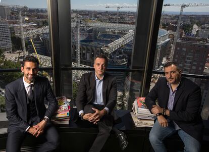 Álvaro Arbeloa (izquierda), junto a sus hermanos Yago (centro) y Raúl, en la sede de MioGroup en Madrid.