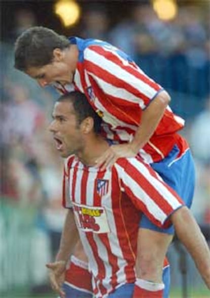 Fernando Torres (arriba) felicita a su compañero Salva tras marcar el único gol del partido.
