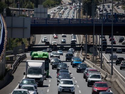 Atasco para salir de Madrid por la autovía A-2.