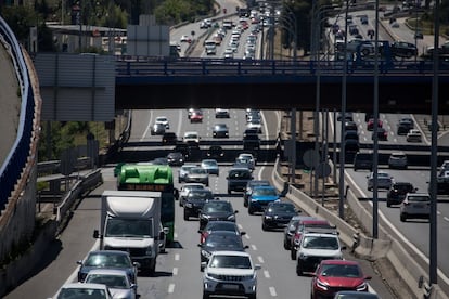 Atasco para salir de Madrid por la autovía A-2, este viernes. Desde las tres de la tarde del jueves hasta las 13:00 horas del viernes los desplazamientos por carretera para salir de Madrid han aumentado hasta un 42% respecto a la semana pasada.