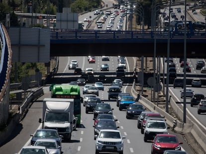 Atasco para salir de Madrid por la autovía A-2.