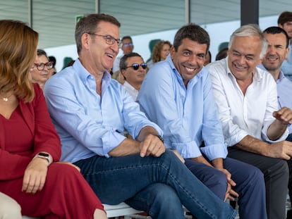 El presidente del PP, Alberto Núñez Feijóo (segundo por la izquierda), este martes en el acto sectorial sobre sanidad celebrado por su partido en Valencia. A su lado, María José Catalá (izquierda), Carlos Mazón (a su derecha) y Esteban González Pons.