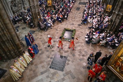 Los invitados esperan en la abadía de Westminster la llegada de Carlos III y la reina Camila.