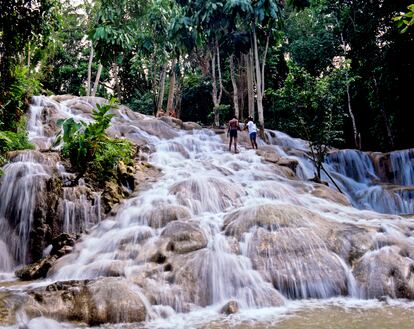 Jamaica. Este es uno de los destinos más populares del Caribe, y uno de los muchos que presumen de ser el lugar perfecto para relajarse. Su nombre taino ―Xaymaca― significaba “tierra de bosques y agua”, y es una descripción perfecta para evocar sus playas de arena blanca, sus montañas cubiertas de vegetación o las cascadas y ríos que se pueden contemplar por todas partes. Pese a su intrincado paisaje, es una isla fácil de explorar. Más allá de los escenarios paradisiacos, la cultura jamaicana convierte el viaje en una experiencia única, aderezada con la música, la comida y la alegría contagiosa de los jamaicanos. El reggae, y en concreto Bob Marley, son reclamos por sí mismos. Otro atractivo son las mansiones y restos coloniales, que aquí son anglosajones y no españoles como en buena parte del Caribe. Como también lo es la belleza natural de la Jamaica más rural, ajena al turismo de masas: el Blue Lagoon, el Río Grande o las cascadas de los alrededores de Ocho Ríos, en la costa norte.