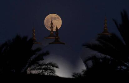 Vista del eclipse lunar sobre la mezquita de Grand Sheikh Zayed de Abu Dhabi (Emiratos Árabes).