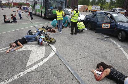 Más de 500 enfermeros de diferentes provincias se han puesto hoy a prueba en Tres Cantos (Madrid) en un espectacular simulacro en el que han tenido que hacer frente a un accidente de tráfico múltiple tras el que se ha derrumbado un edificio, lo que ha dejado 240 víctimas de diversa consideración.... pero de pega.