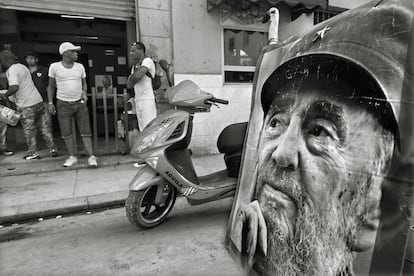 En las fotos de Díaz Burgos están las emociones y expectativas vividas en La Habana los días siguientes a la muerte de Castro. Muchos carteles y camisetas con mensaje acompañaron el duelo.