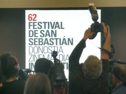 Varios periodistas fotografían y graban la imagen oficial de la 62 edición del Festival Internacional de Cine de San Sebastián.