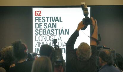 Varios periodistas fotografían y graban la imagen oficial de la 62 edición del Festival Internacional de Cine de San Sebastián.