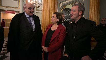 Ada Colau charlando con el presidente del Liceo, Salvador Alemany, y con Jaume Collboni.