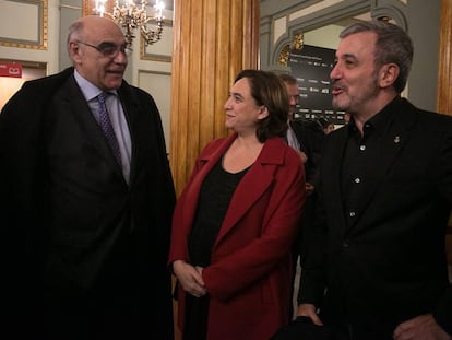 Ada Colau charlando con el presidente del Liceo, Salvador Alemany, y con Jaume Collboni.