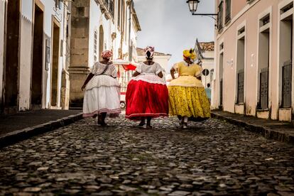 La simbólica lucha entre el exceso y la contención, entre Don Carnal y Doña Cuaresma, se apodera estos días de las calles de Salvador de Bahía en una de las fiestas populares más multitudinarias del mundo: asisten dos millones de personas (unos 770.000 de ellos, turistas). Hasta el Miércoles de Ceniza, 14 de febrero, la samba y el axé serán la banda sonora de esta ciudad brasileña. “Es un momento maravilloso en el que dejamos los problemas de lado y nos mezclamos y movemos todos con la misma energía y sintonía”, dice Elisângela Vieira, de la Consejería de Turismo. En la ciudad acaba de abrir sus puertas la Casa do Carnaval, un museo (instalado en la antigua Casa do Frontispício, de 1911) que explica la historia de la fiesta y sus influencias africanas, además de exhibir trajes (como los de la foto) y presentar algunos de los mejores tríos eléctricos (bandas que actúan en directo). Hasta se puede aprender a bailar samba. salvadormeucarnaval.com.br