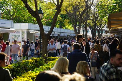 Lectores y curiosos visitan este jueves la Feria del Libro de Valencia.