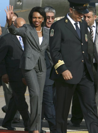 La secretaria de Estado, Condoleezza Rice, al llegar al aeropuerto de Trípoli