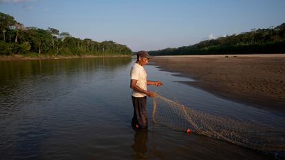 Salomon Quispe es un pescador yuqui. Cada miembro de la comunidad tiene una especialidad; algunos son cazadores, otros, recolectores. Las mujeres generalmente se dedican a la artesanía y otros, como Salomon, pescan para alimentar a las familias.