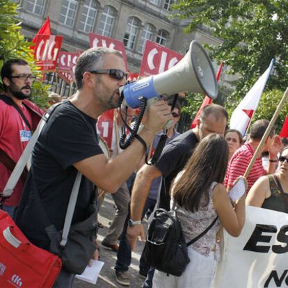 El sindicato CIG denunció ayer con una manifestación frente a la Consellería de Educación, en San Caetano, que el curso escolar comienza con 676 profesores interinos menos por los recortes. El departamento asegura que todavía no está cerrada la cifra.