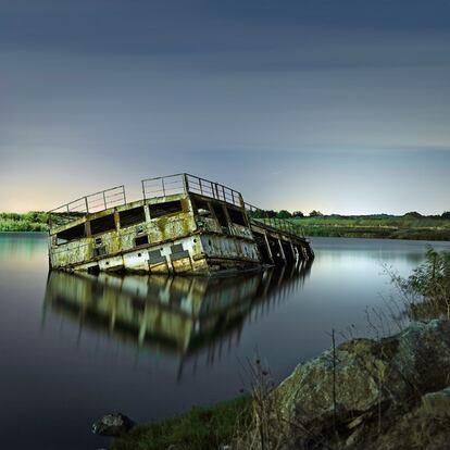 Barco en una esclusa de Sevilla, en el Guadalviquir.