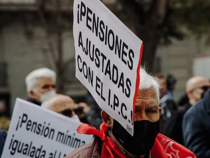 Un manifestante sostiene una pancarta durante un mitin. 