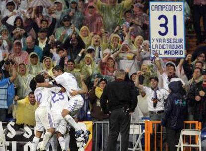 Los jugadores del Madrid celebran junto a la grada el gol de Higuaín.