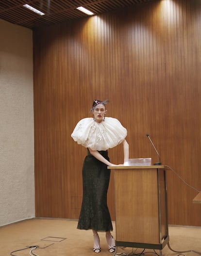 Sombrero, pendientes, vestido y zapatos de Giorgio Armani Privé. La modelo lleva el fluido Top Secrets Eye Perfector, de Yves Saint Laurent Beauté.