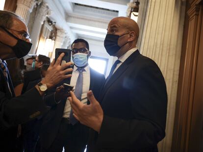 El senador demócrata Cory Booker habla con los periodistas en el Capitolio, Washington.