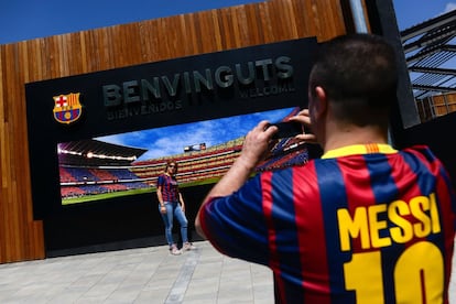 Aficionados en los alrededores del Camp Nou en Barcelona.