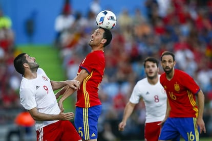 El centrocampista de la selección española Sergio Busquets cebecea el balón ante el delantero de Georgia Vladimir Dvalishvili durante el partido amistoso que disputan hoy en el Coliseum Alfonso Pérez de Getafe. 