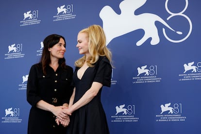 Halina Reijin y Nicole Kidman, directora y protagonista de la película 'Babygirl', posan en el 'photocall' del festival.