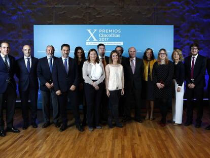 Imagen de los representantes de las empresas galardonadas en la X edici&oacute;n de los premios CincoD&iacute;as a la Innovaci&oacute;n junto a autoridades y responsables del grupo PRISA.