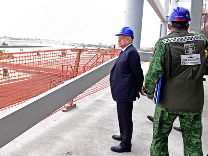 El presidente de México Andrés Manuel López Obrador, durante la supervisión de obra del Aeropuerto Internacional Felipe Ángeles en Santa Lucía en marzo de 2022.