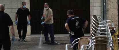 Unos camareros limpian la terraza de un bar del casco antiguo de Córdoba.