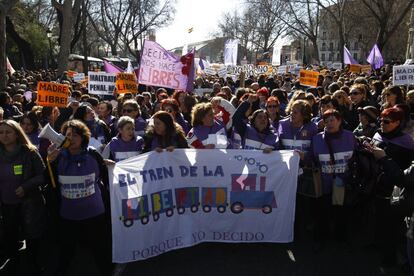 Mujeres de "El Tren de la Libertad" portan una pancarta contra la Ley del Aborto, fue el 1 de febrero de 2014, en Madrid.
